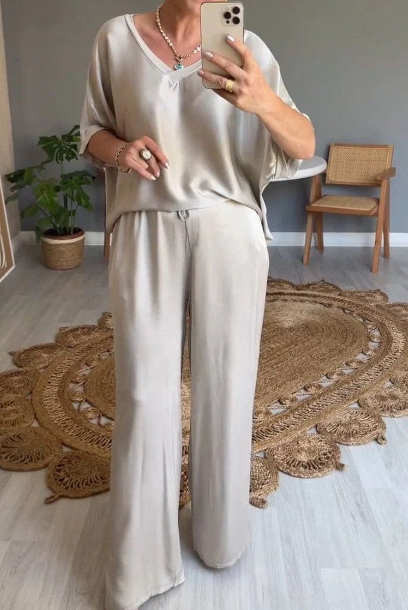 Trendoire-Outfit sets-Lydia - luxe satijnen v-hals en broek set