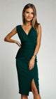 Elegante geplooide jurk met sierlijke snit