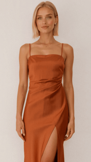https://cdn.shopify.com/s/files/1/0806/5564/7050/files/muller-mode-july-schickes-maxikleid-sommerkleid-kleider-592032.png?v=1736676122