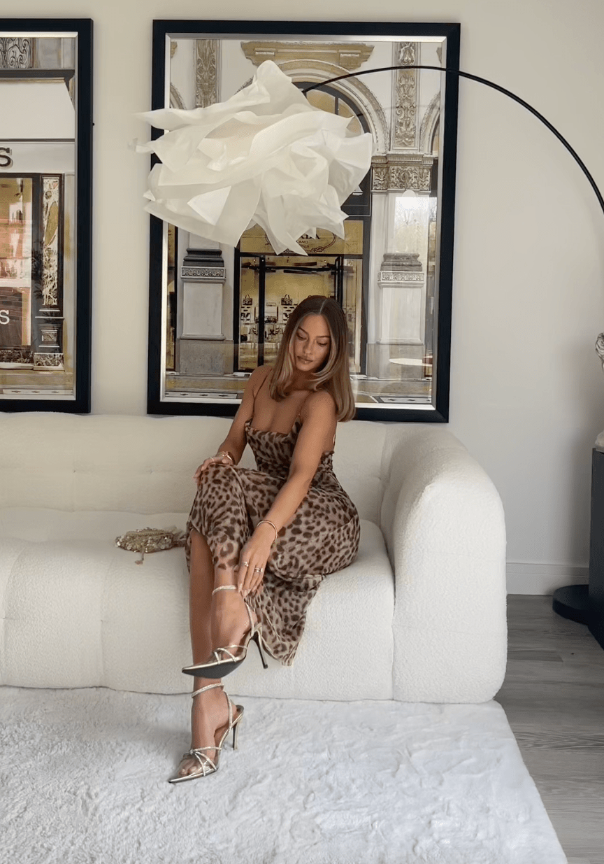 https://cdn.shopify.com/s/files/1/0806/5564/7050/files/muller-mode-porsha-maxikleid-leopardenmuster-kleider-703881.png?v=1736679955